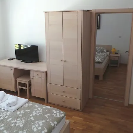 Nocleg ze śniadaniem Julija 3*